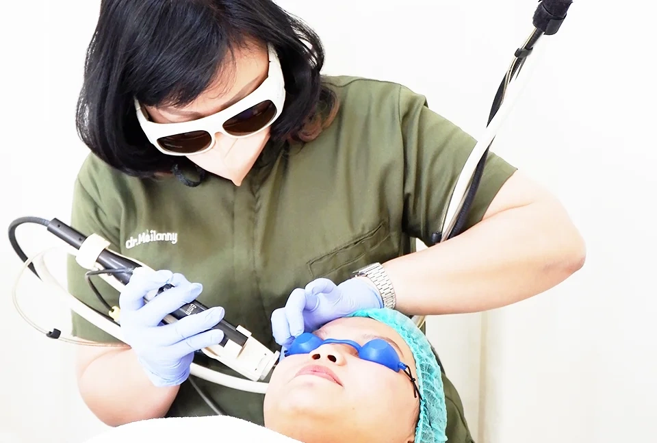 Laser Peeling Fotona di Klinik dr. Khé & Co adalah pilihan terbaik untuk Anda yang ingin tampil lebih percaya diri dengan kulit yang sehat, cerah, dan glowing